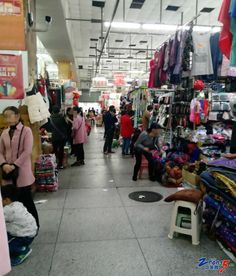 九龍小商品市場人氣有多旺？停車場